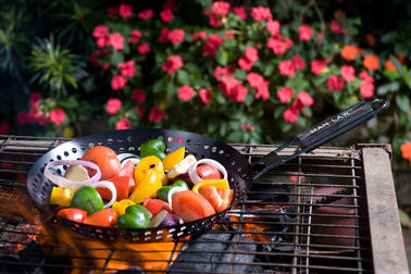 Non le BBQ de forme ronde de bâton usine le panier résistant de gril de rouille de casserole de torréfaction pliable
