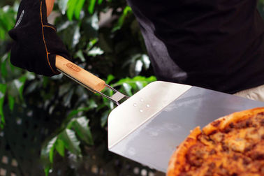 Ensemble argenté d'ustensile de gril de couleur, peau inoxydable de pizza avec la poignée en bambou se pliante