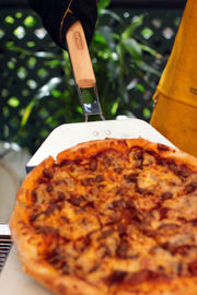 Ensemble argenté d'ustensile de gril de couleur, peau inoxydable de pizza avec la poignée en bambou se pliante